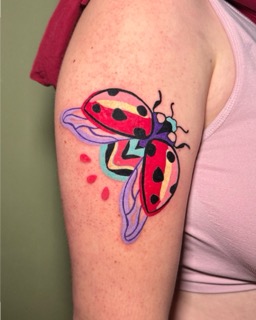 Tatouage couleur coccinelle